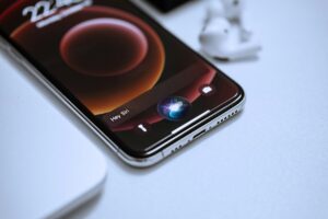 Apple Siri omid armin-Unsplash