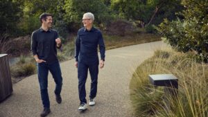 Tim Cook e John Ternus Reprodução Apple